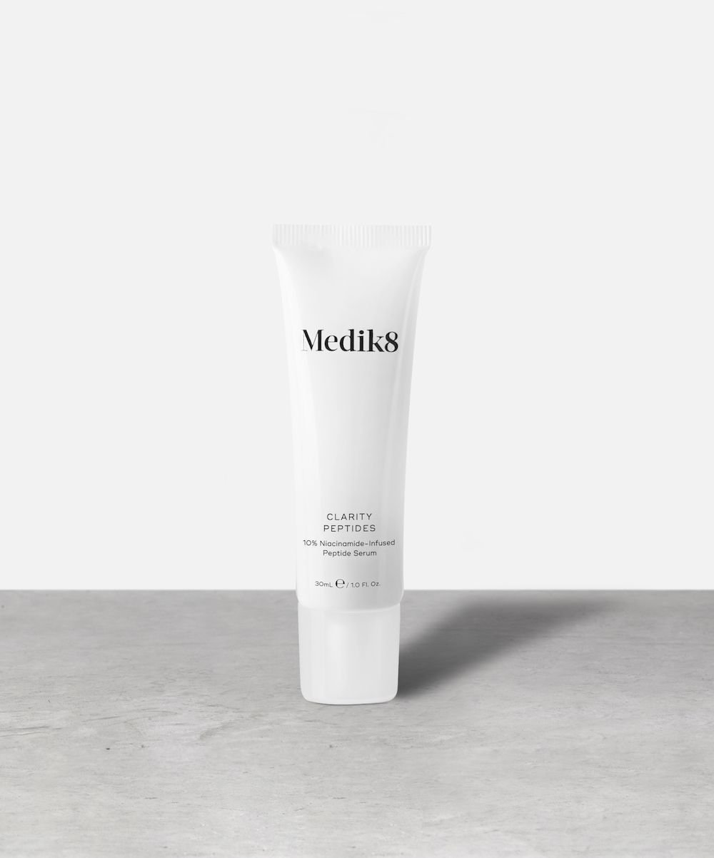 Це пептидна сироватка, яка оновлює та покращує стан шкіри й повертає їй здорове сяйво. Формула базується на трьох ключових інгредієнтах: 10%-ий нікотинамід заспокоює подразнення і знімає почервоніння, усуває недоліки та висипи; пептид Crystalide забезпечує віддзеркалення світла й створює ефект сяючої кришталевої шкіри; цинк РСА зменшує утворення себуму і відновлює бактеріальний баланс для оздоровлення шкіри та усунення висипів. Отримайте красиву, бездоганну, осяйну шкіру, про яку ви так давно мріяли. КЛЮЧОВІ ІНГРЕДІЄНТИ: • 10% нікотинамід – також відомий як вітамін В3 або ніацинамід; один із найбільш потужних протизапальних інгредієнтів у догляді за шкірою, ефективно заспокоює і відновлює баланс подразненої шкіри, схильної до почервоніння й висипів. • Пептид Crystalide – кристалічний пептид Crystalide має 2 механізми дії: він нормалізує цикл оновлення клітин і посилює регуляцію білка α-кристалін. Подвійна дія забезпечує покращення й вирівнювання поверхні шкіри, підвищення її прозорості й природного сяйва. • Цинк РСА – цинкова сіль пірролідонкарбонової кислоти. Цинк – це натуральний мінерал, що допомагає регулювати утворення себуму, сприяє природним процесам загоєння й відновлення шкіри, зменшує запалення. Цинк РСА – це покращена складна форма цинку, яка оптимально регулює баланс себуму в шкірі й значно знижує ризик висипів. • Гіалуронова кислота – володіючи унікальною здатністю притягувати і утримувати в 1000 разів більше води, ніж її власна маса, вона притягує вологу з навколишнього середовища до шкіри, живлячи і пом'якшуючи її. • N-ацетилглюкозамін (NAG) – природна для організму речовина, яка допомагає блокувати утворення пігменту в шкірі й сприяє рівномірному тону. СПОСІБ ЗАСТОСУВАННЯ: Вранці й ввечері після очищення масажними рухами нанести сироватку на шкіру обличчя, шиї й зони декольте. Зачекати до поглинання, потім нанести наступну сироватку чи зволожувальний продукт.